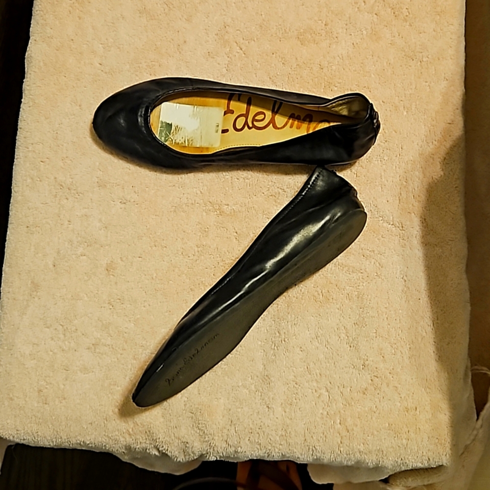 Black ballet flats
